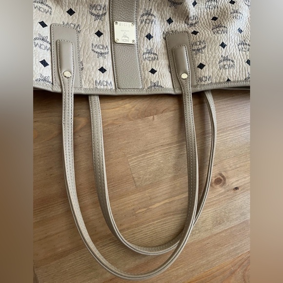 ๐SOLD๐ MCM Beige Women's Liz Shopper Visetos Medium No Zip Pouch With Dustbag - Picture 7 of 10